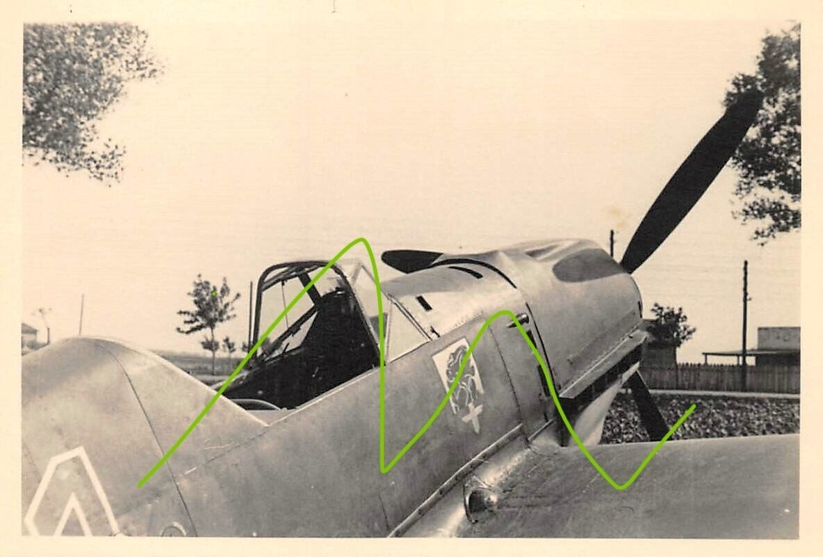 Foto Deutscher Flugzeug mit Wappen Kennung bei Warschau Polen 1939 (D37254)