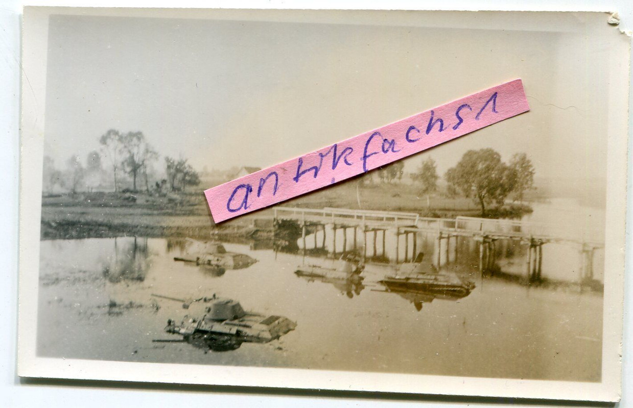 T-34 Panzer aus Rußland neben einer Brücke im Fluß versunken
