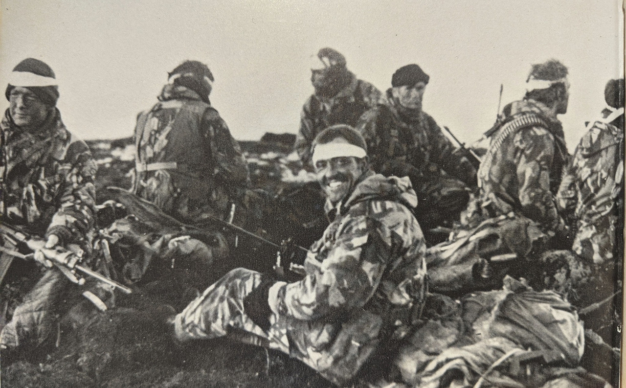 SBS y FO1 de 148 Batería y SBS en el fondo en Fanning Head. Nick Allin sonriendo al fotógrafo