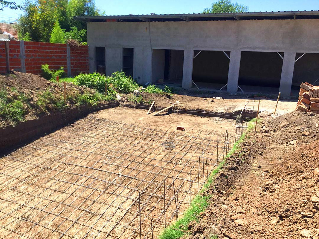 Construcción del SUM y excavación para piscina Construcción del SUM y excavación para piscina