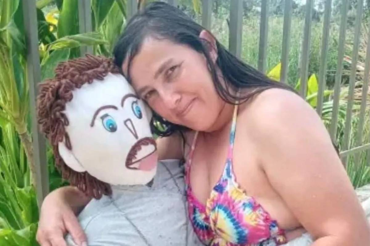 Mujer se casó con un muñeco de trapo, ahora dice que él le fue infiel