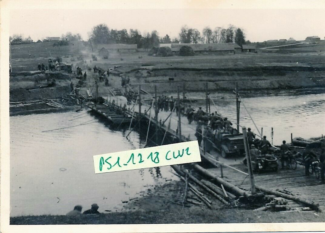 Wehrmacht Einheit auf e. Pionierbrücke irgendwo in Russland 1941 !
