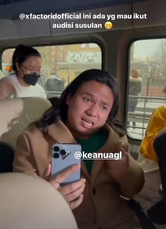 Keanu Bernyanyi di depan Ariel Noah