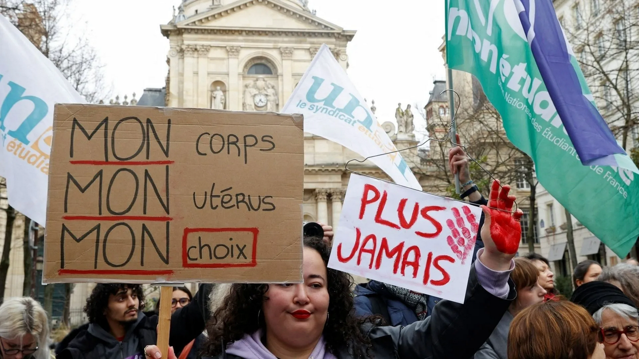 ¡Histórico! Francia, primer país en incluir el derecho al aborto en su Constitución
