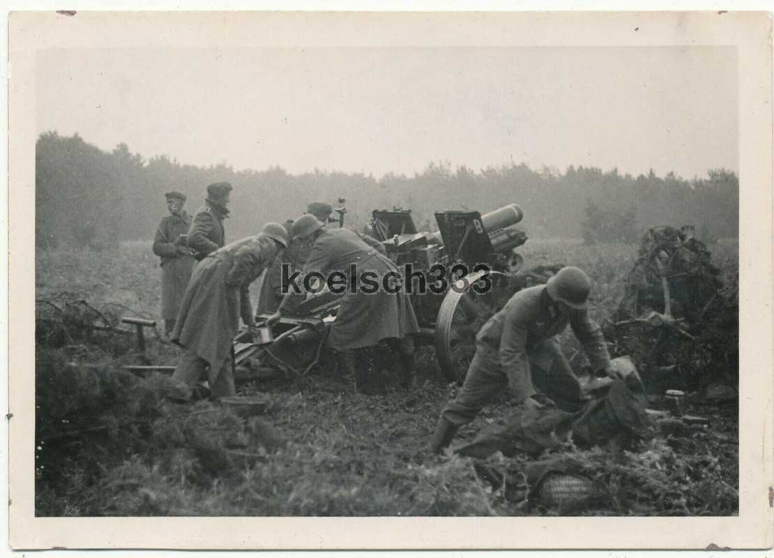 Foto Wehrmacht Soldaten kämpfen mit dem schweren Infanteriegeschütz 18 im Osten