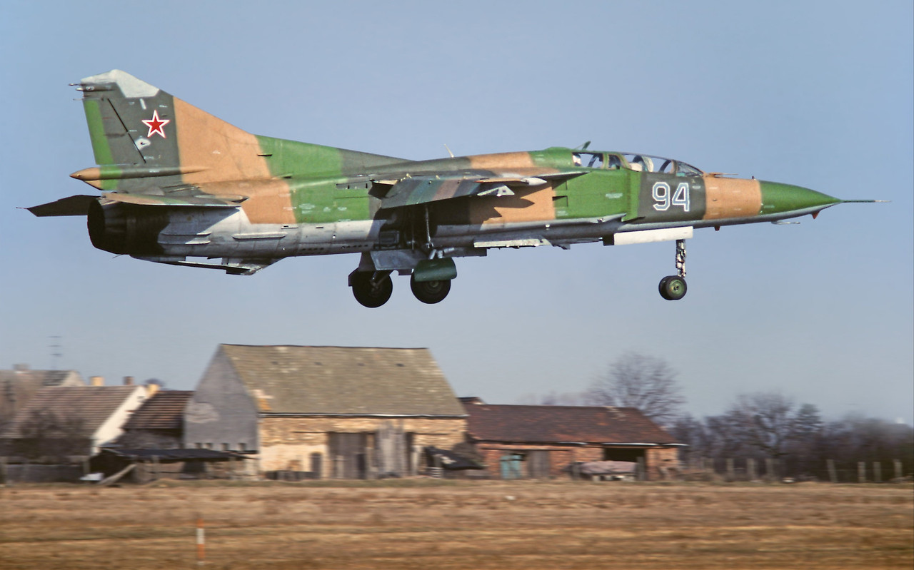 559 APIB Mig-23UB 94 Blue_0904013_Frühjahr 1993
