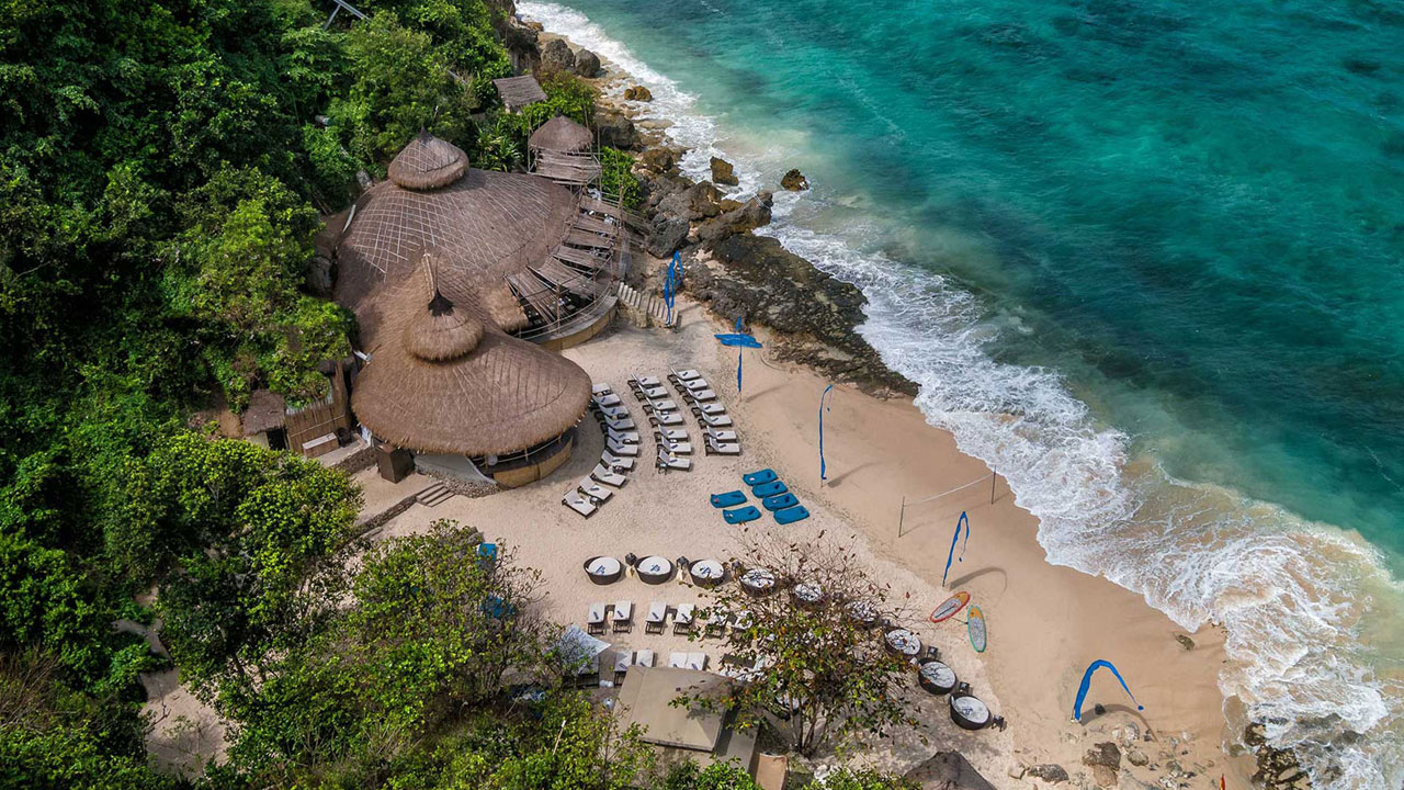 Pesona Keindahan Pantai Karma Beach yang Sangat Menakjubkan