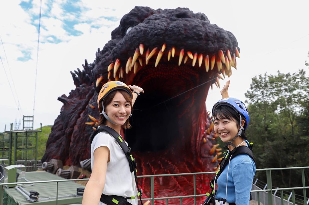 Atraksi Godzilla di taman hiburan Nijigen no Mori