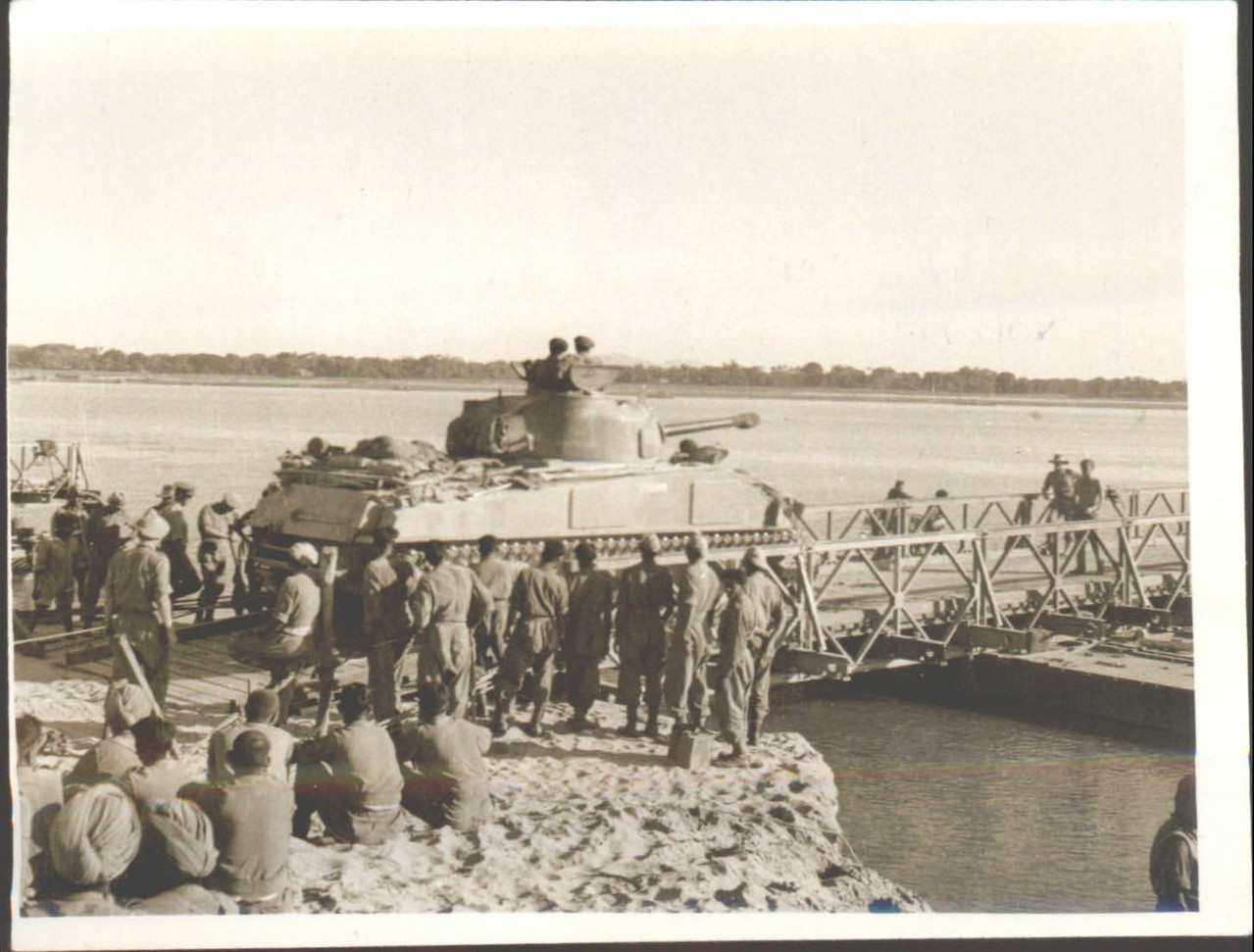 WWII Ära Militär Silber Gelatine Druck Sherman Panzer Flussüberquerung 1945 v1 406665921368 0 01