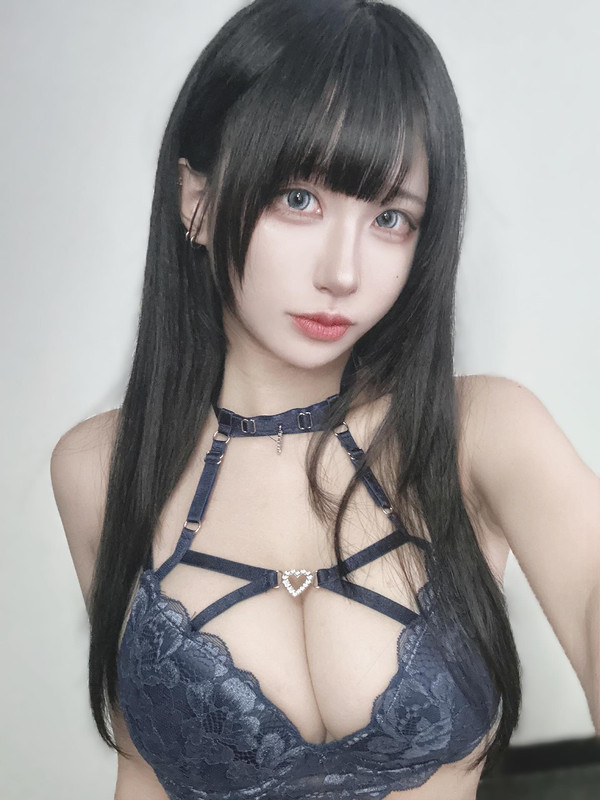 [問卦] 這種複雜的內衣是不是很難穿？