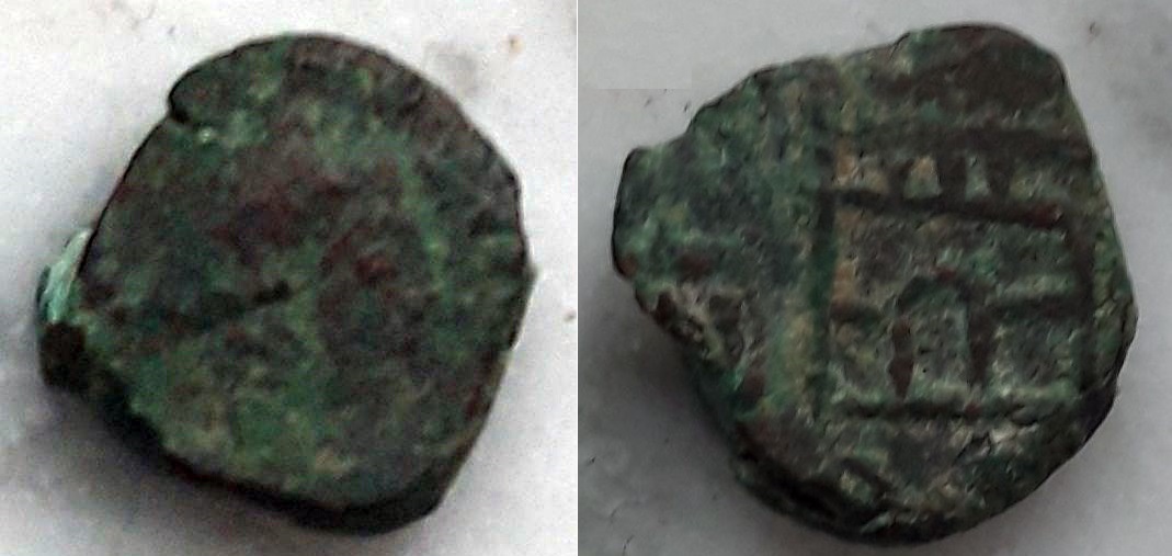 Nummus de Valentiniano III. CAS-TRA. Puerta de campamento. Roma V3a