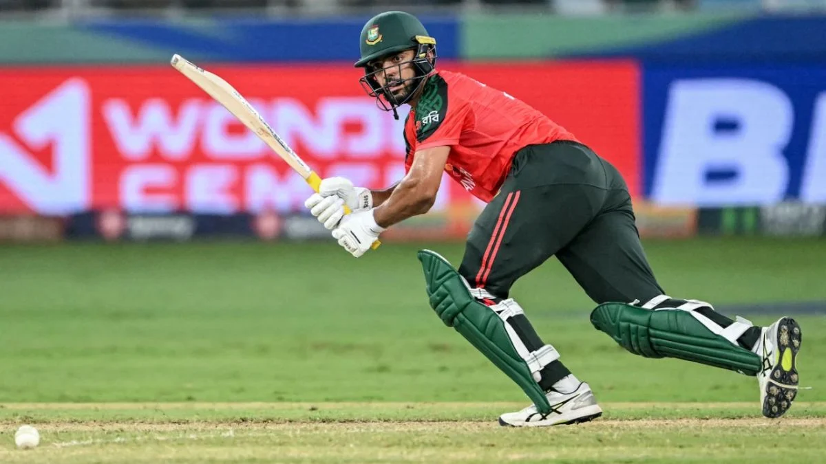 ব্যাটিং ধসের পর হাল ধরেছেন সাইফ-ইমন