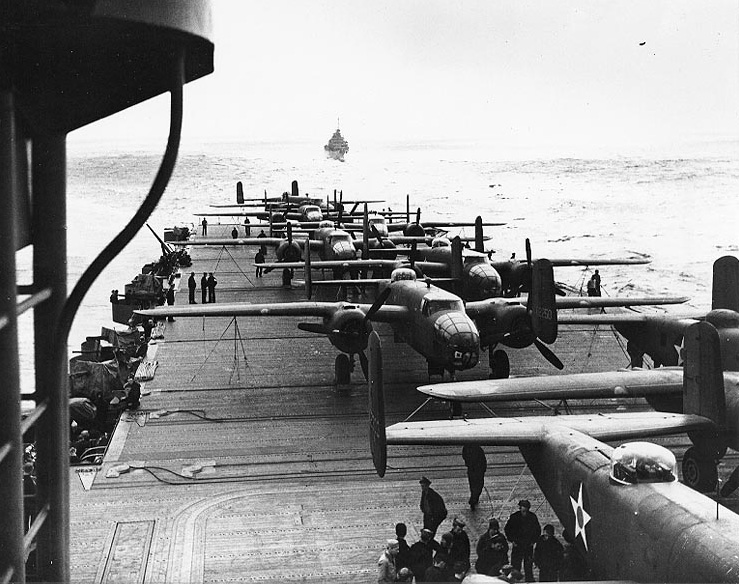 Los B-25 sobre la cubierta del USS Hornet en ruta hacia Japón