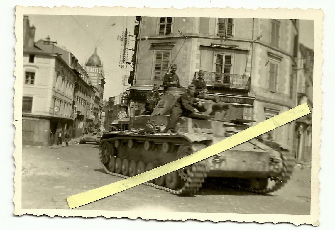 2WK schw.deut.Panzer fahren durch Stadt in Frank