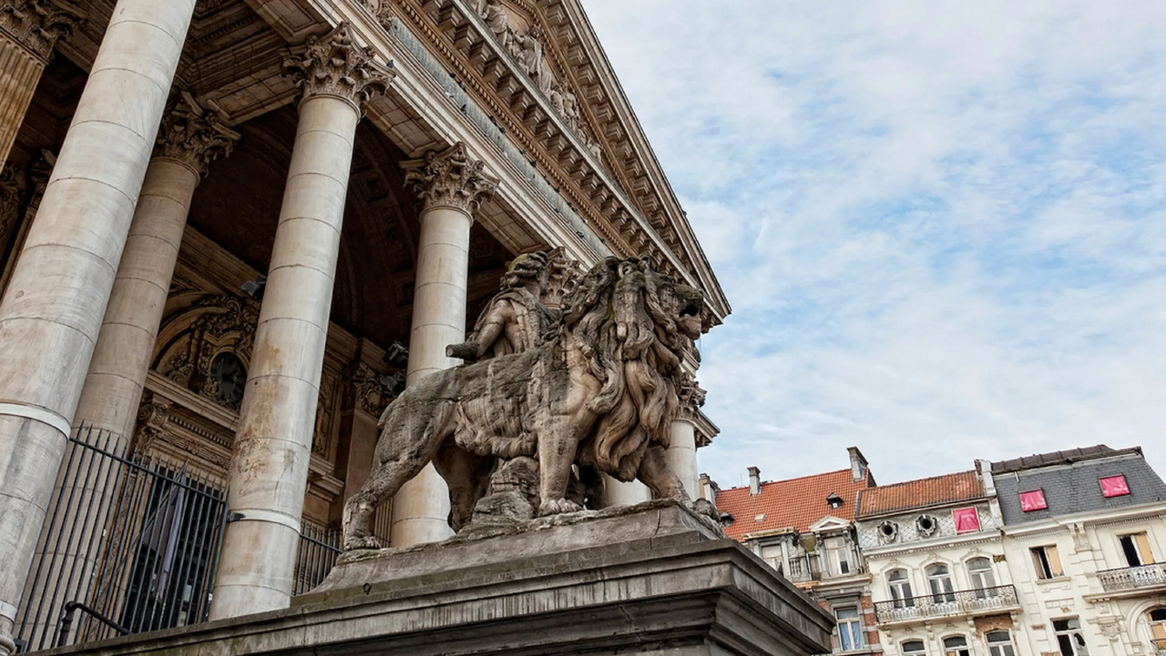 Borracho se cuelga de una valiosa estatua en Bélgica y la rompe: video viral
