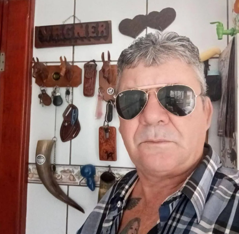 Vagner Aurélio Fernandes dos Santos (59), foi encontrado comendo salgado em uma lanchonete do terminal rodoviário e com as roupas sujas de sangue - Foto reprodução 