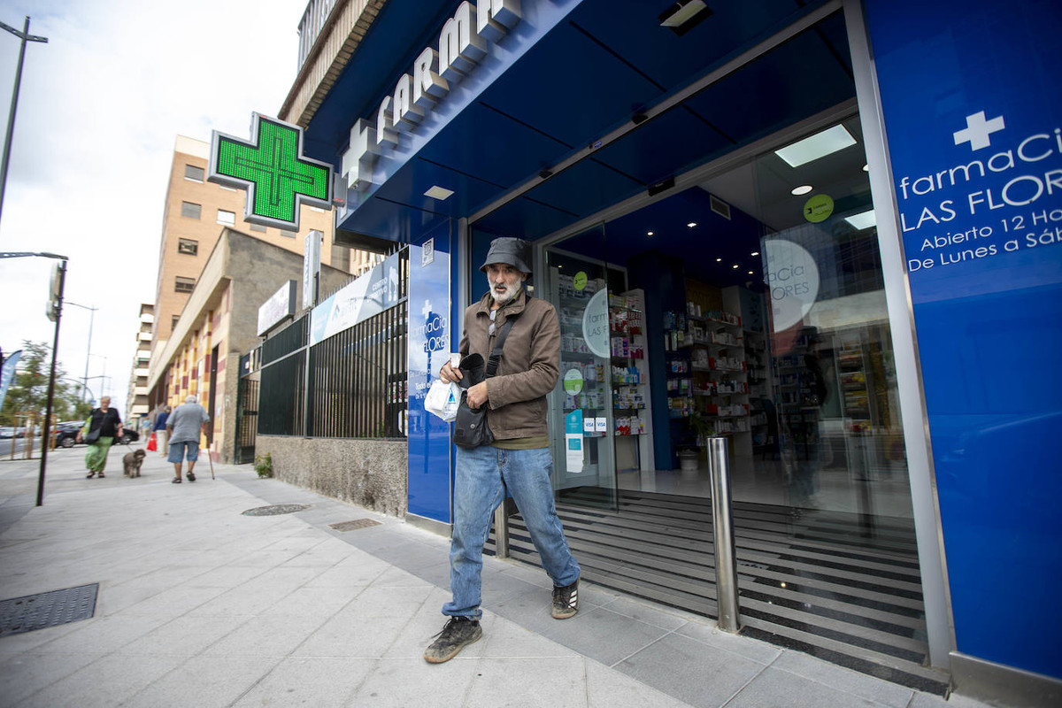 [Saliendo de la farmacia]