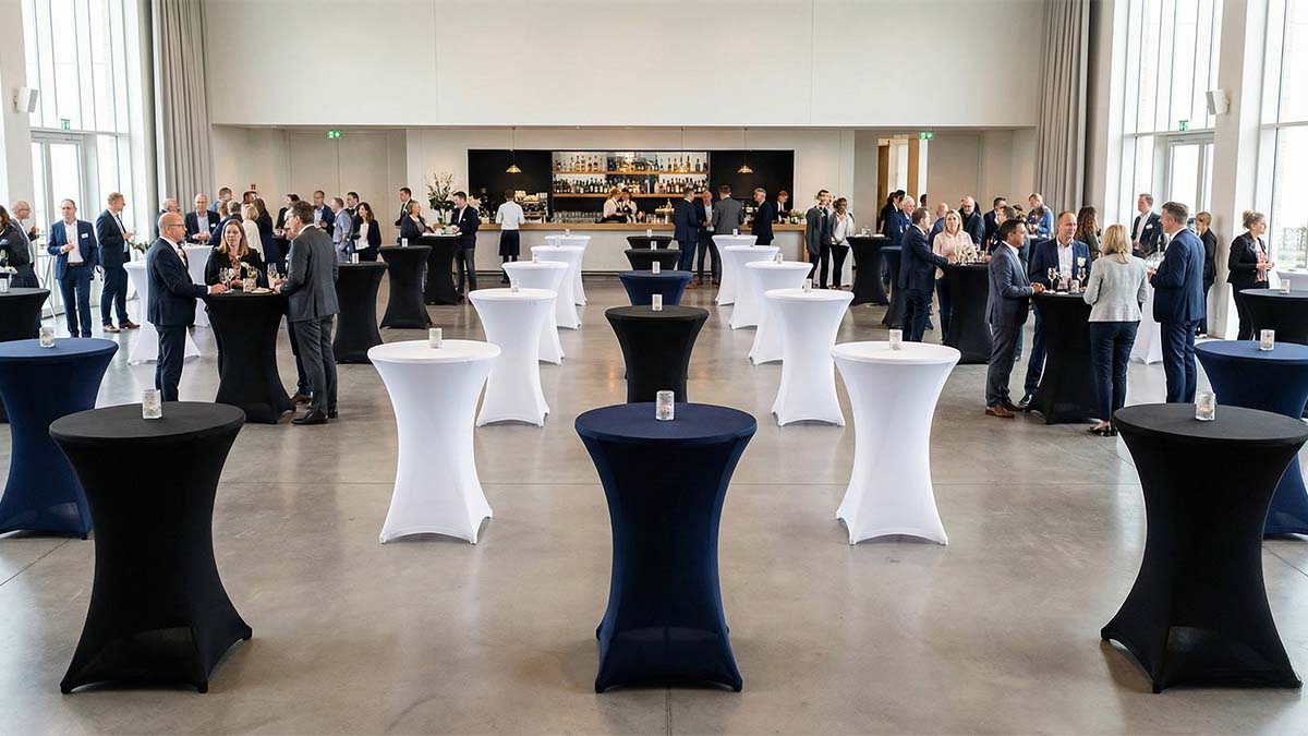 Высокие коктейльные столы, расставленные с широкими проходами