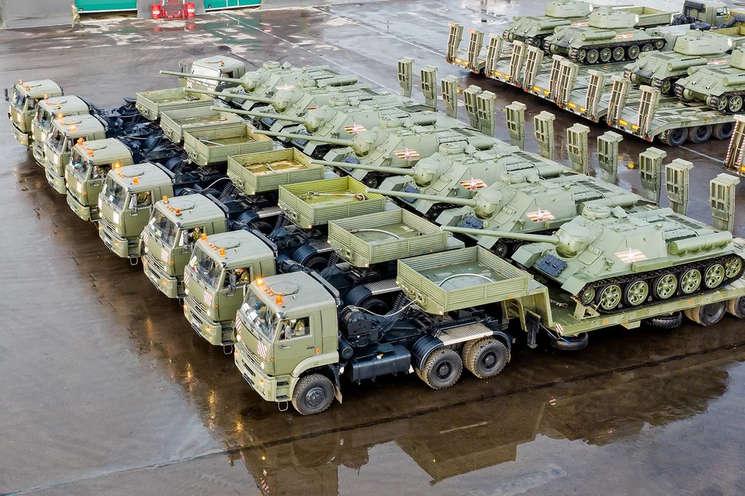 su-100s-and-t-34-85s-chilling-on-transporters-v0-9kbaji6glb8d1.webp