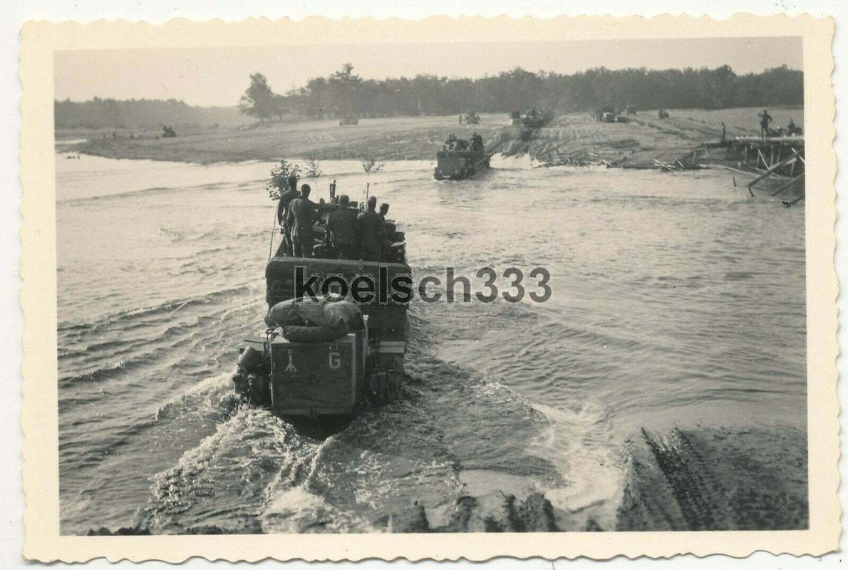 Foto Flak Panzer Halbketten durchfahren einen Fluss im Osten Anhänger TKZ !!
