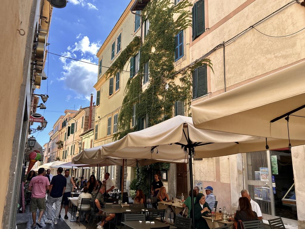 Жаркий сентябрь на побережье Тирренского моря.