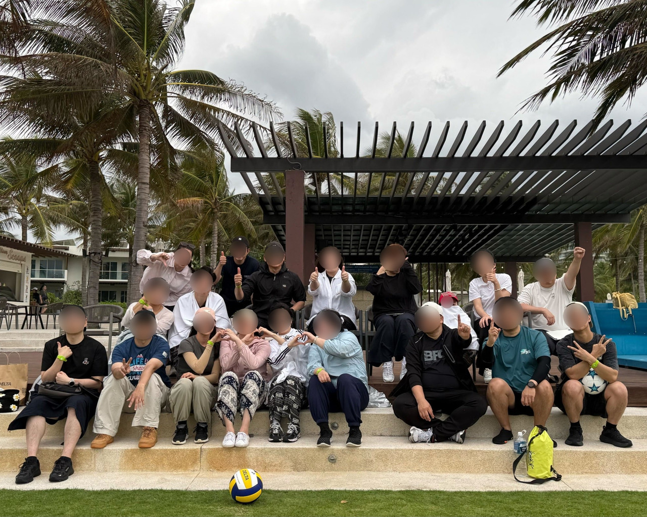 전사 체육대회에 열정적으로 임한 후 단체사진