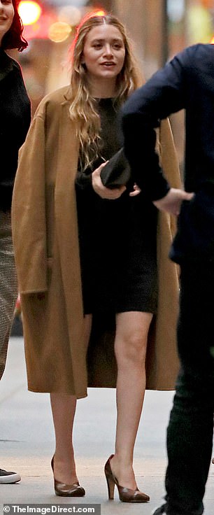 14804002-7143375-Double_trouble_Ashley_Olsen_arrived_in_style_to