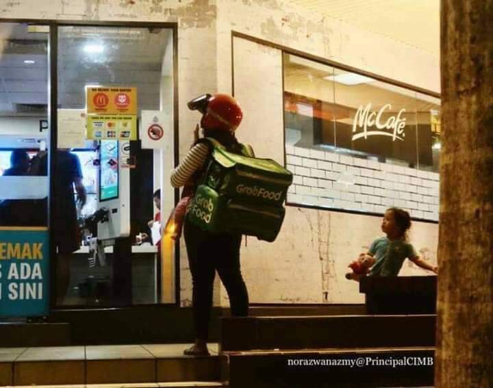 pemandu grab food wanita