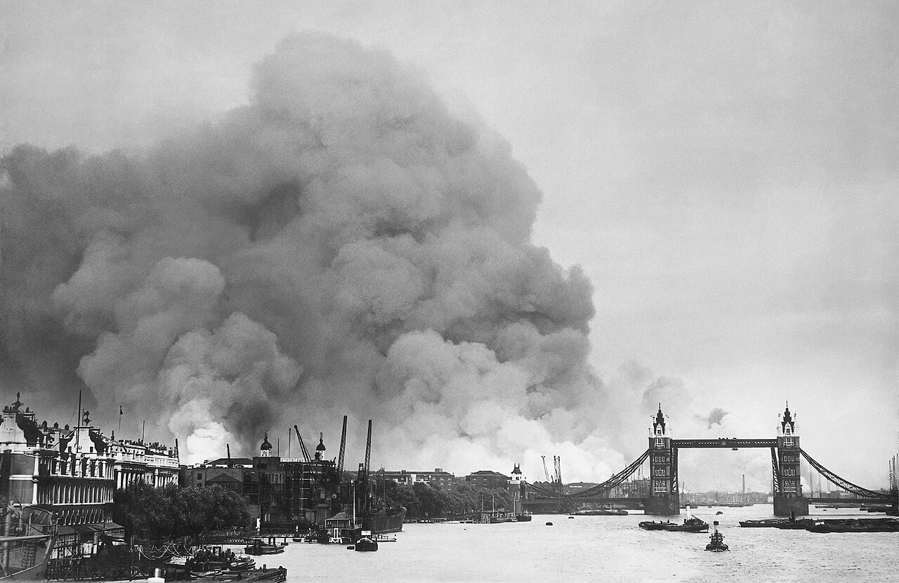 Vista del río Támesis y el humo en los puertos de Londres tras los primeros bombardeos del 7 de septiembre