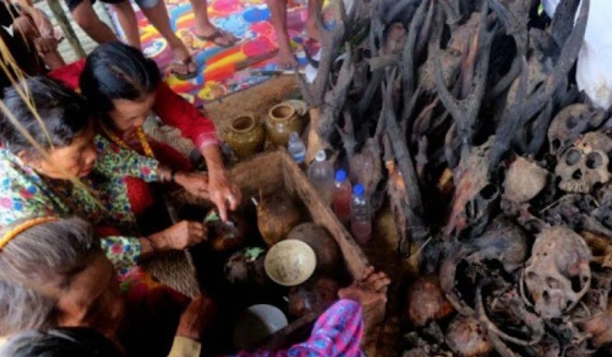 Nyobeng: Ritual Pemenggal Kepala yang Masih Hidup di Kalimantan