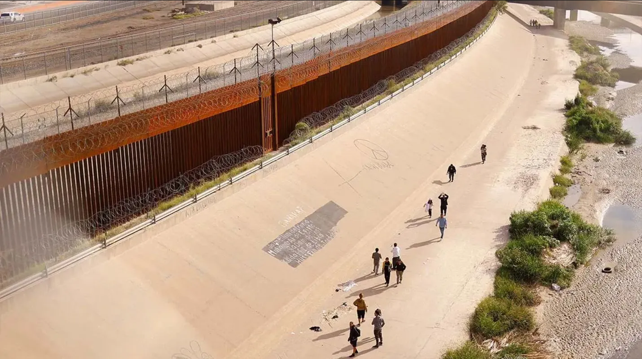 Así falleció este migrante al cruzar el muro fronterizo en Tijuana con bebé en brazos