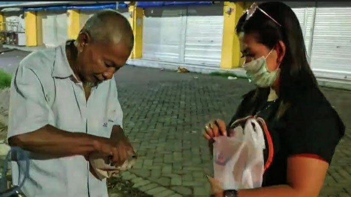 Pratisia saat membagikan nasi bungkus