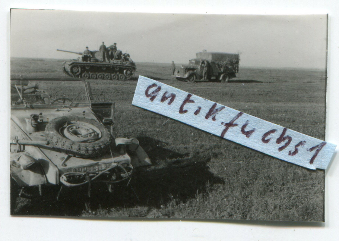 Deutscher Panzer und VW-Kübelwagen beim Front-Einsatz im 2.WK