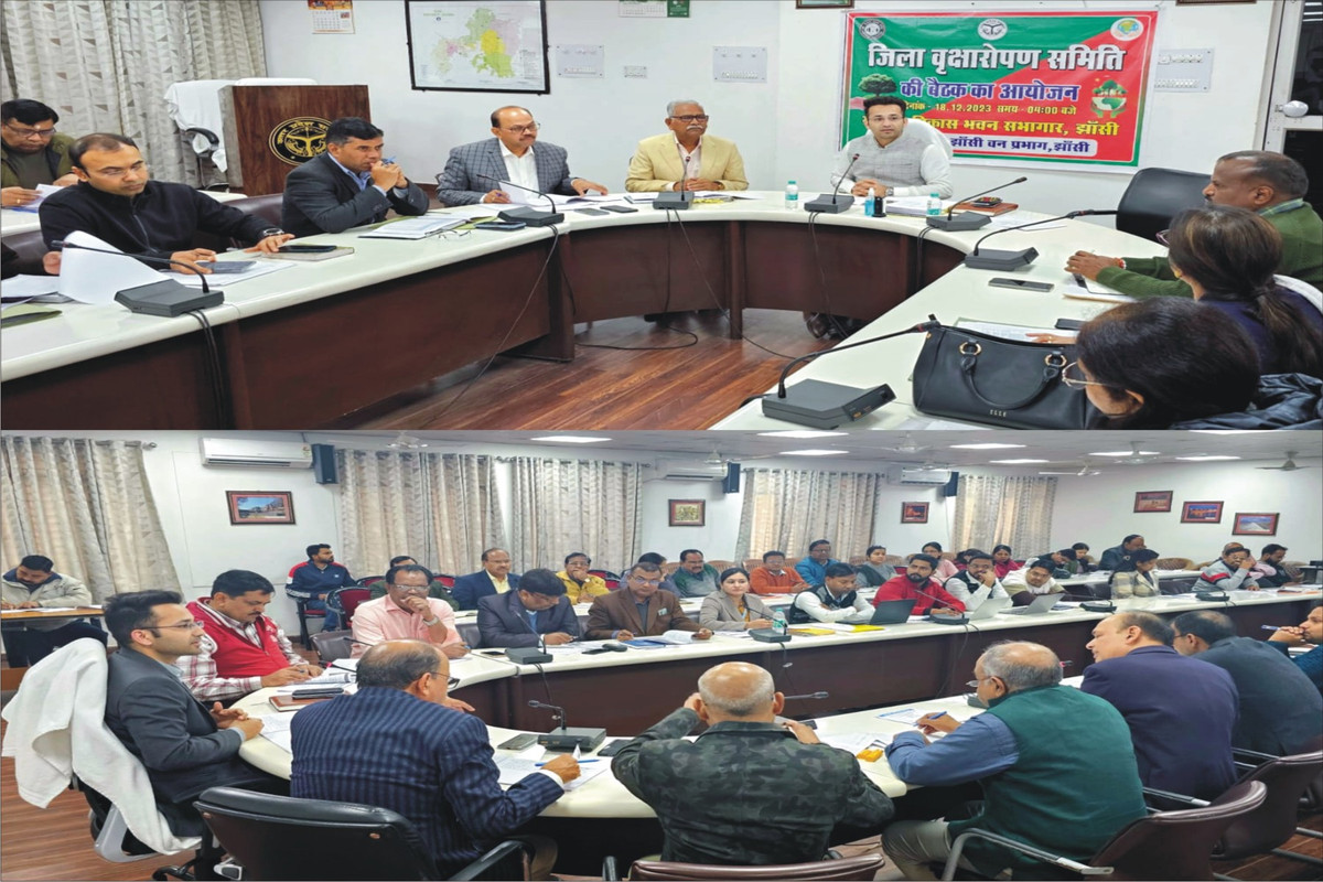 गोल्डन कार्ड बनाए जाने के लिए गांवों में मुनादी कर लोगों को जानकारी देते हुए कैंप आयोजित करने के निर्देश