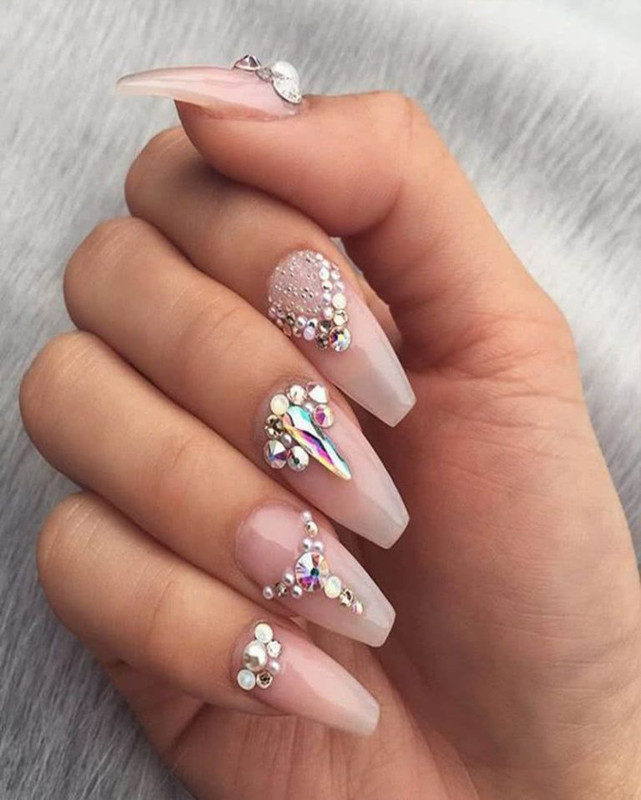 Ideas de uñas de acrílico con piedras