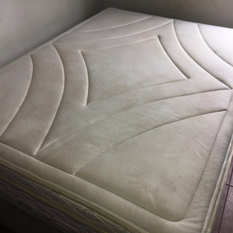 Sofá cinza escuro higienizado