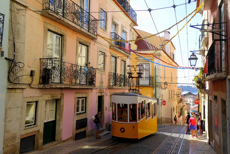 yellow-lisbon-2898787-1280.jpg