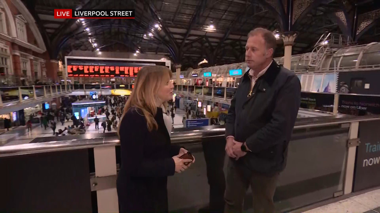 BBC London News_20231121_18301900.ts_snapshot_17.23.994