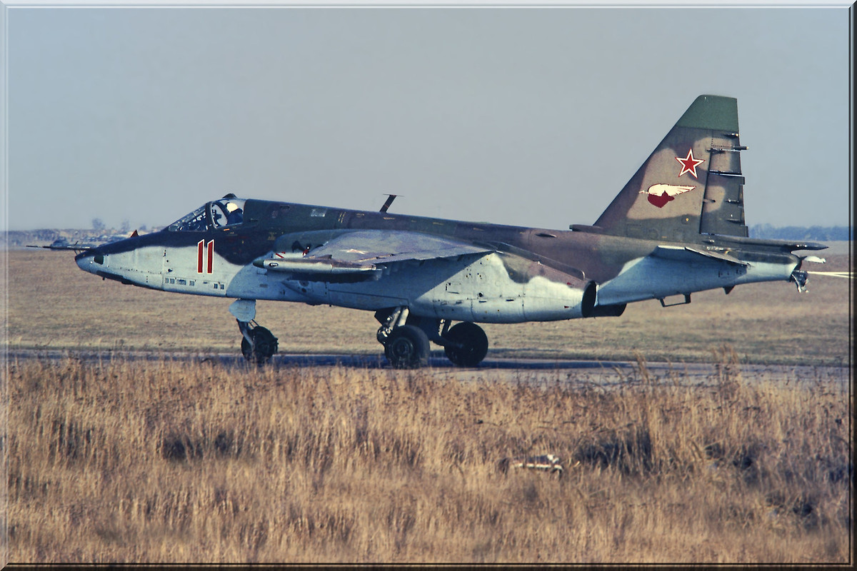 357 OSHAP Su-25 11 Red (cn 25508110138)_Brandis Frühling 1992