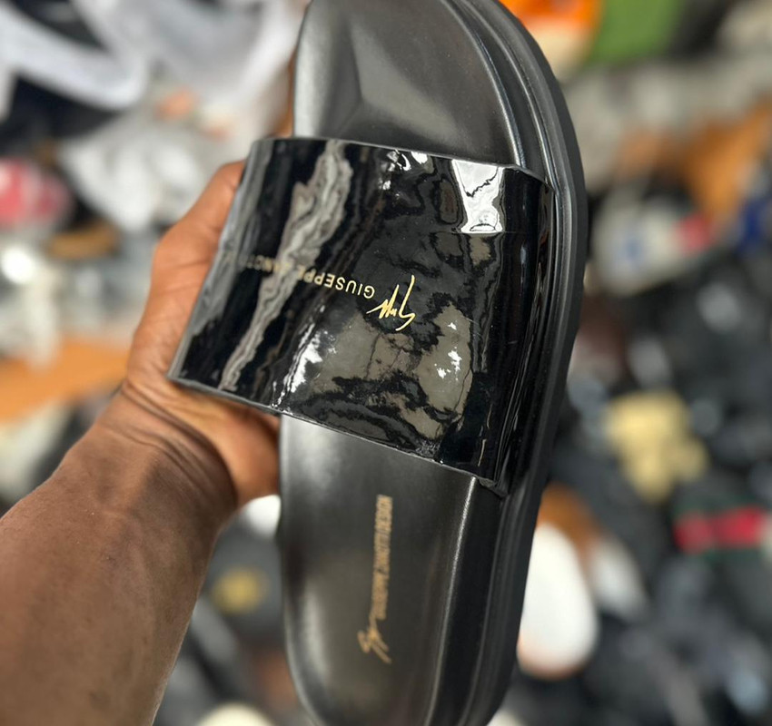 Claquettes Giuseppe Zanotti : Le luxe à vos pieds