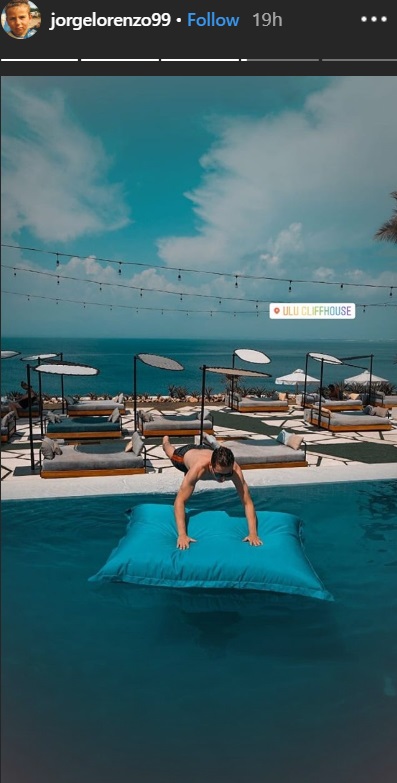 Jorge Lorenzo bersantai di floatting pillow biru