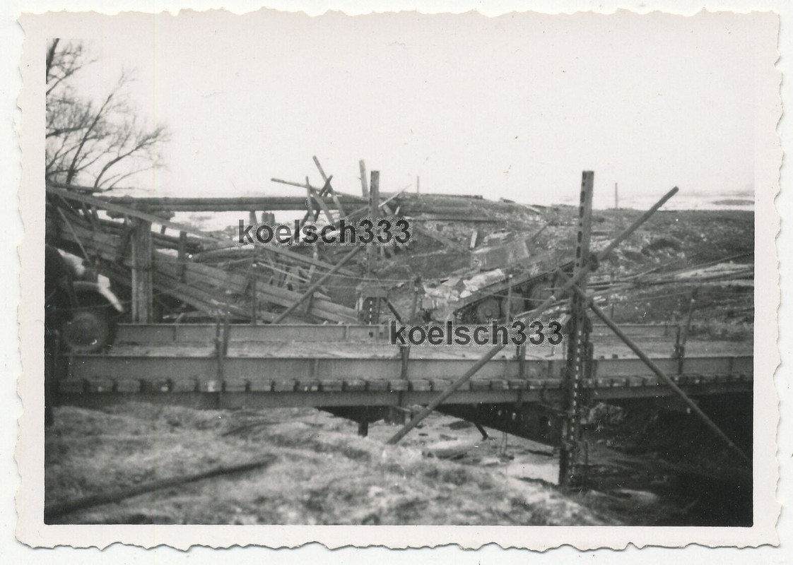 Foto Panzer 38(t) der Wehrmacht neben einer Kriegsbrücke an der Ostfront ...