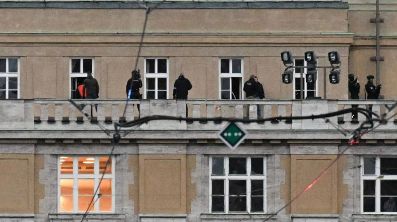 Suman 15 muertos tras tiroteo en Universidad de Praga; hay decenas de heridos