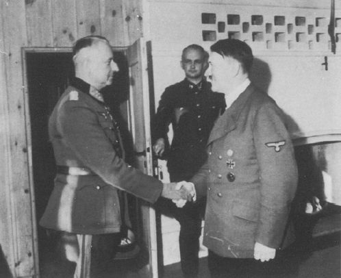 Otra imagen de von Manstein junto a Hitler, durante la visita de este al Cuartel General de Manstein en Zaporozhie. Marzo de 1943