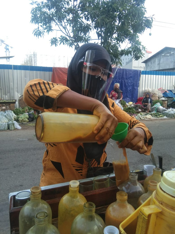 Yuni, penjual jamu di Pasar Legi, Solo, Kamis (27/5/2021)