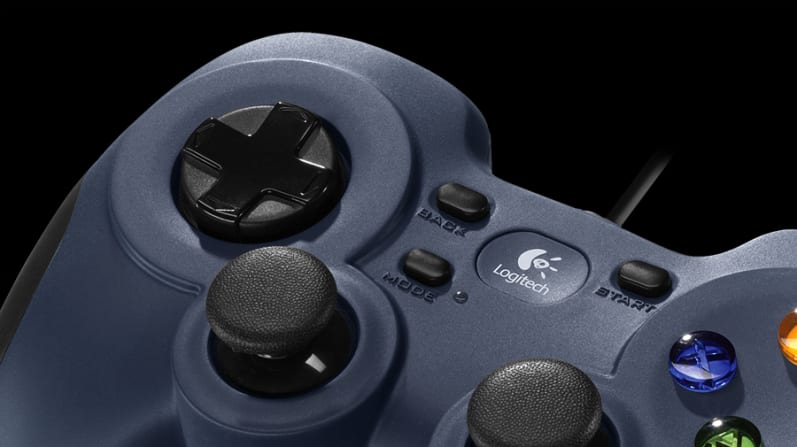 Detalle de la cruceta flotante y los botones del control Logitech F310.