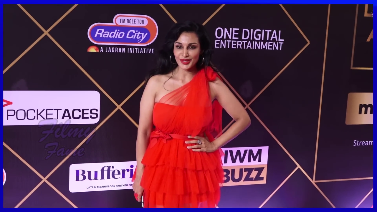 Giorgia Andriani Flaunts Her Impressive Look In Pink Transparent Bodycon Drs (5)