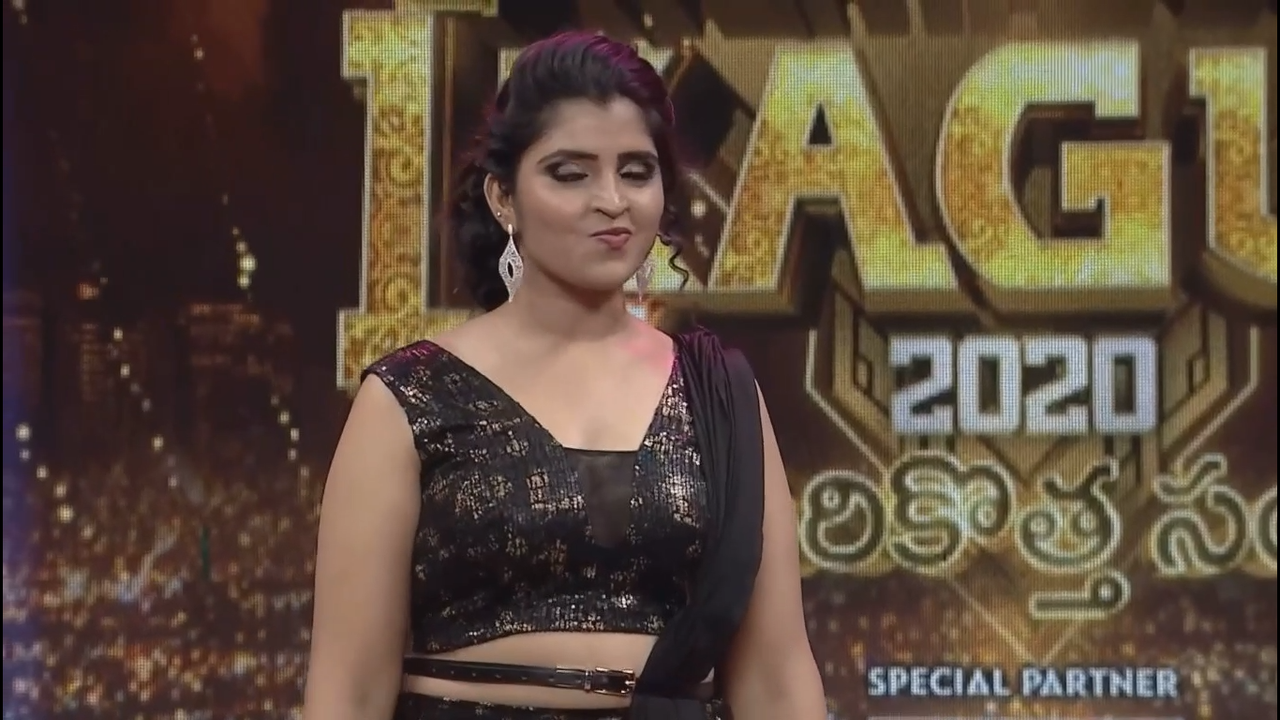 Anchor shyamala deep cleavage for first time