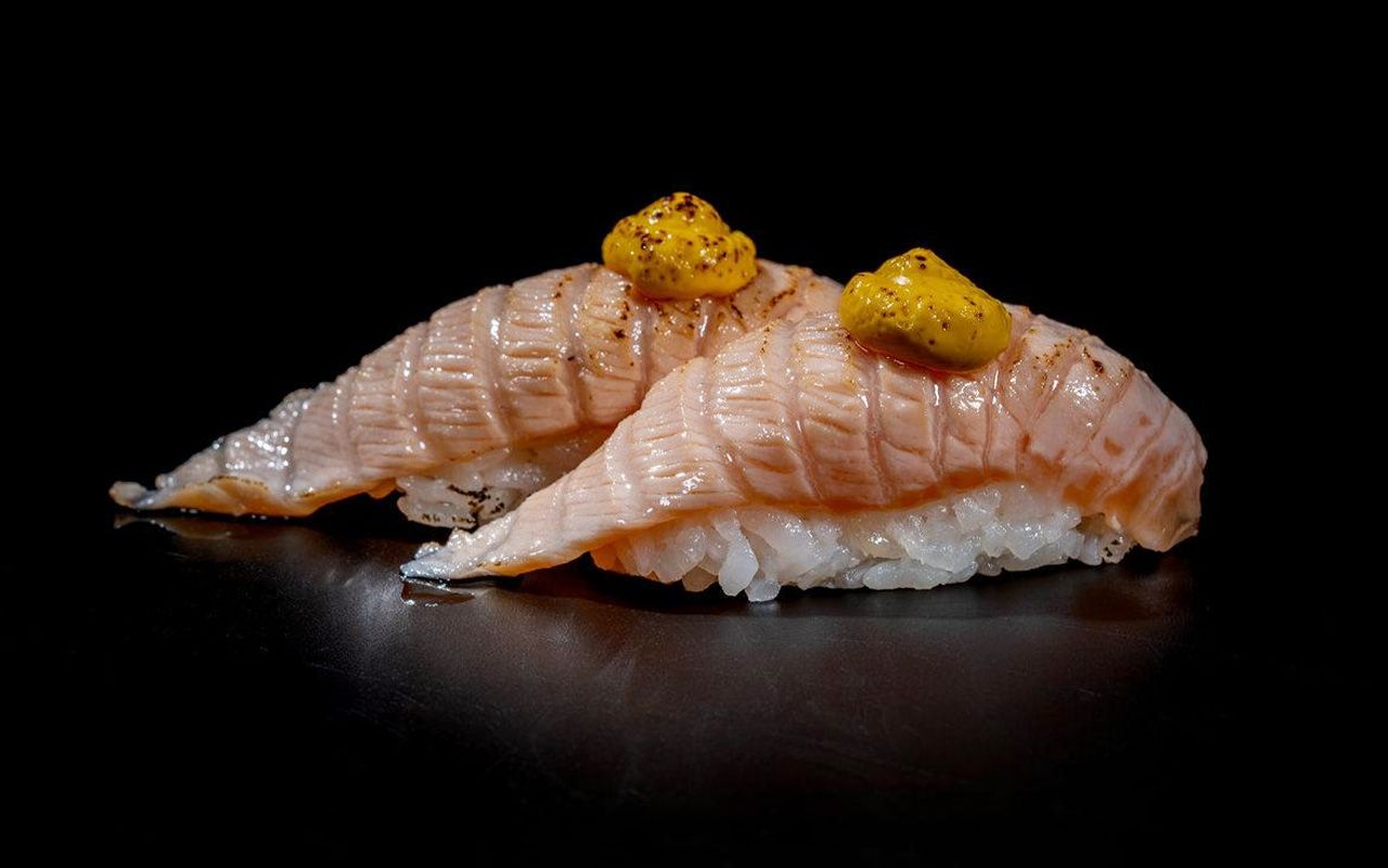 104 Nigiri salmone scottato con cheddar