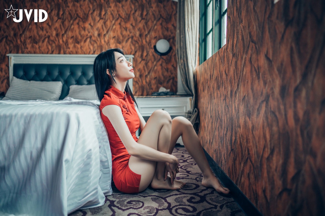jvid 露出 色色旗袍写真，复古窗边的红衣纹身女孩插图3